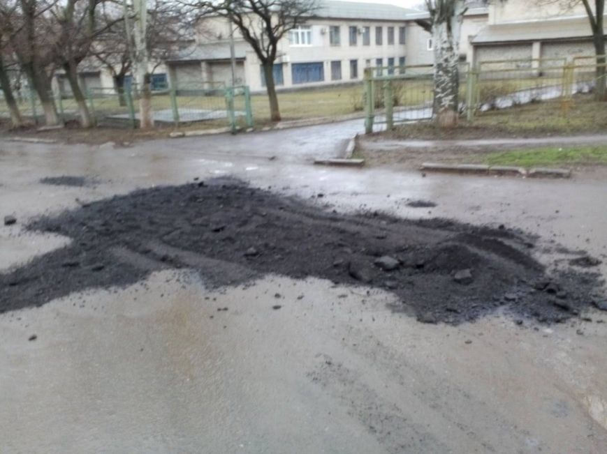 У Краматорську відремонтували дороги багнюкою: тепер люди ламають ноги (ФОТО) - фото 1