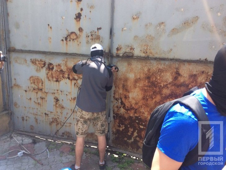 В Одесі активісти зламали ворота в Літній театр в Міському саду - фото 1
