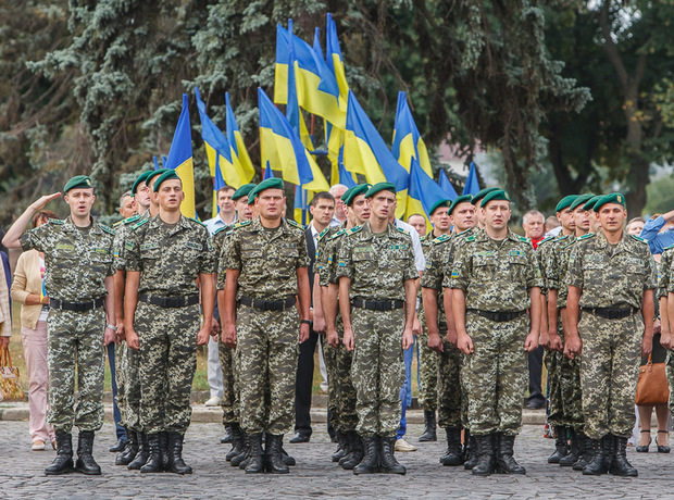 В Ужгороді урочисто відзначили День Державного прапора  - фото 2