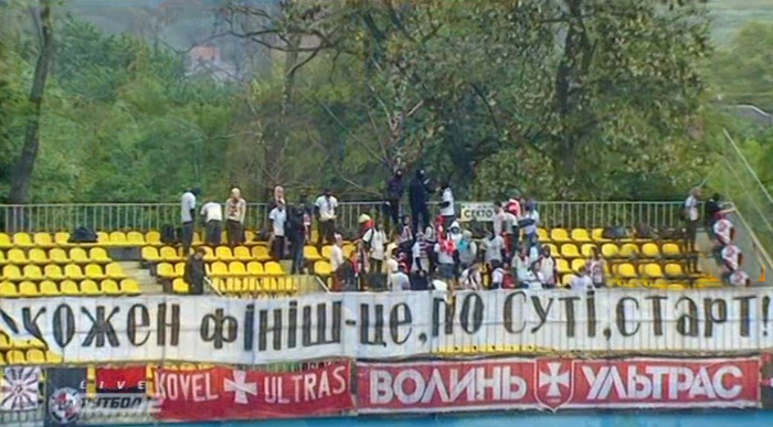 Ультрас "Волині" вивісили оптимістичний банер в Ужгороді - фото 1
