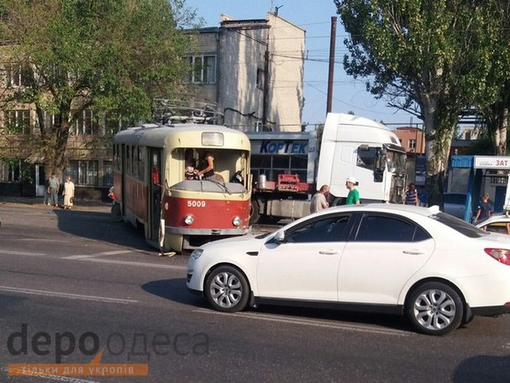 В Одесі біля Пересипського мосту вантажівка протаранила трамвай - фото 2