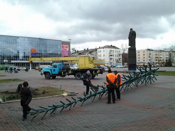 На центральній площі Дніпродзержинська встановлюють новорічну ялинку з охороною - фото 1