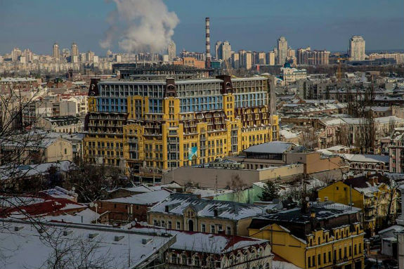 У Києві збирають підписи за знищення потворної будівлі на Подолі  - фото 1