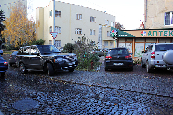 Новообраний мер Ужгорода паркується на тротуарі - фото 1