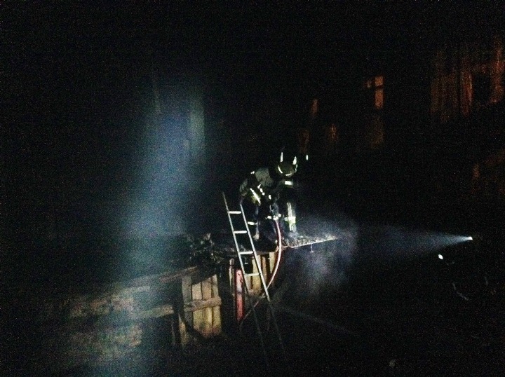 Ужгородські рятувальники загасили пожежу на заводі за півгодини - фото 1