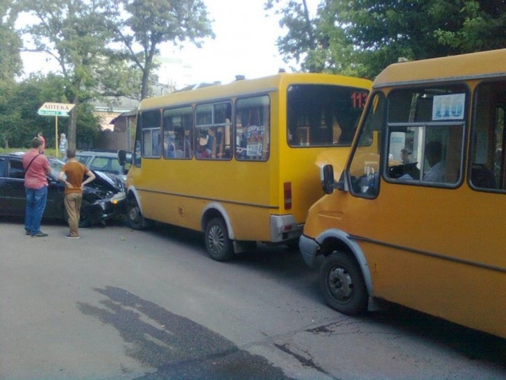 У Кіровограді маршрутка не розминулася на перехресті двома легковиками (ФОТО) - фото 2