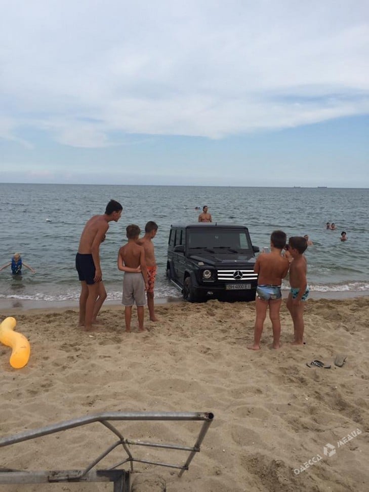 На пляжі під Одесою "гелік" заїхав в море - фото 1