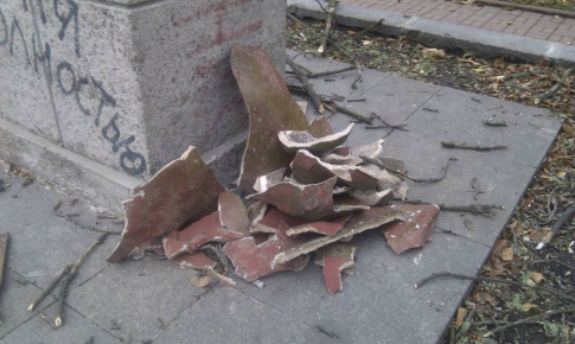 Сильній вітер декомунізував пам'ятник у Києві - фото 2