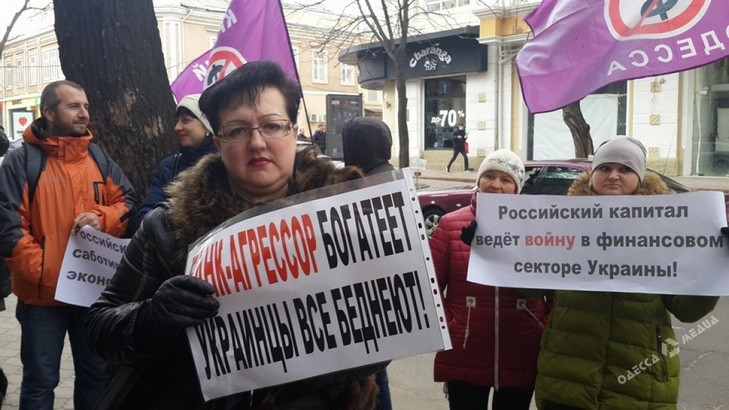 Одесити мітингують проти російських банків та бізнесу - фото 3