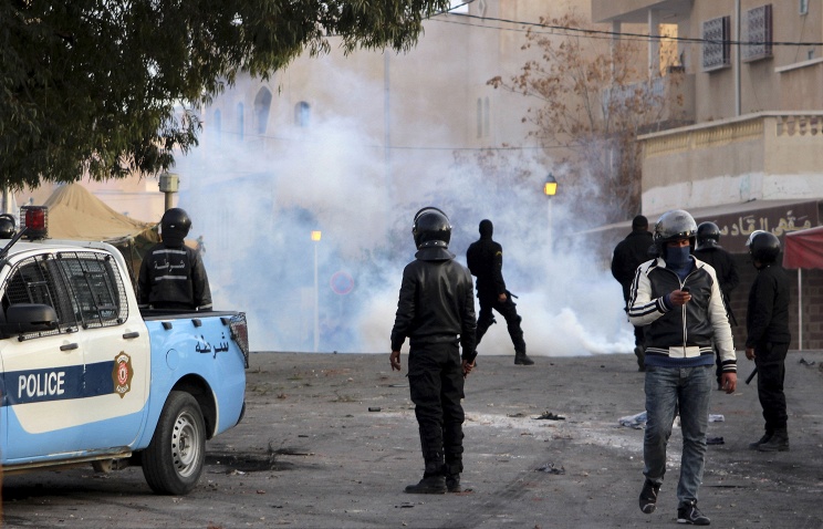 У Тунісі демонстранти спалили відділення поліції  - фото 1