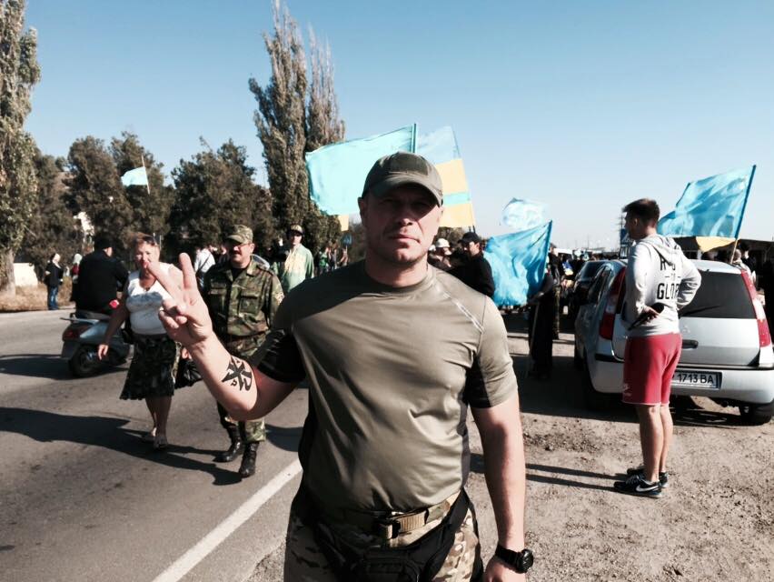 Дорогу в Крим перекрили "їжаками" і покришками - фото 2