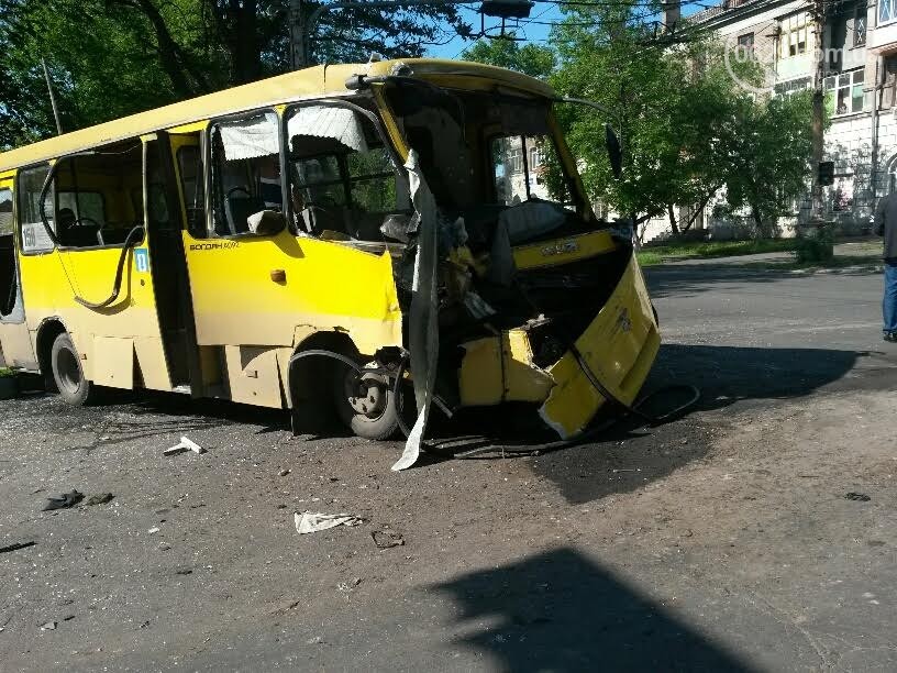 У Маріуполі маршрутка зіткнулась із військовим автобусом: 12 постраждалих (ФОТО) - фото 7