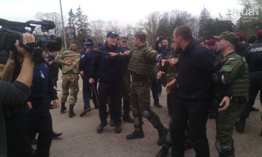 На Куліковому полі в Одесі відбулася сутичка між "Правим сектором" та поліцією - фото 3