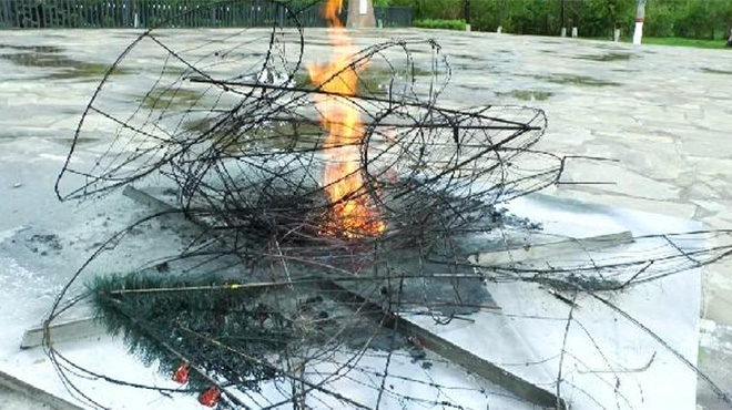 У Росії школярі спалили вінки і посмажили картоплю на Вічному вогні (ФОТО) - фото 1