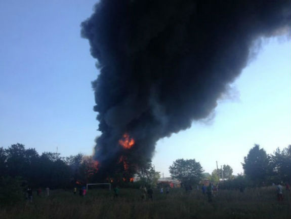 80 рятувальників приборкують масштабну пожежу під Києвом - фото 1