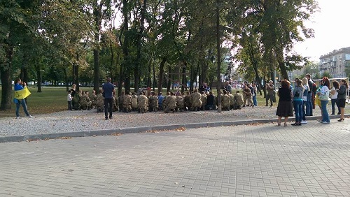 Дніпропетровські мотострілки на колінах вшанували тих, хто не повернувся - фото 2