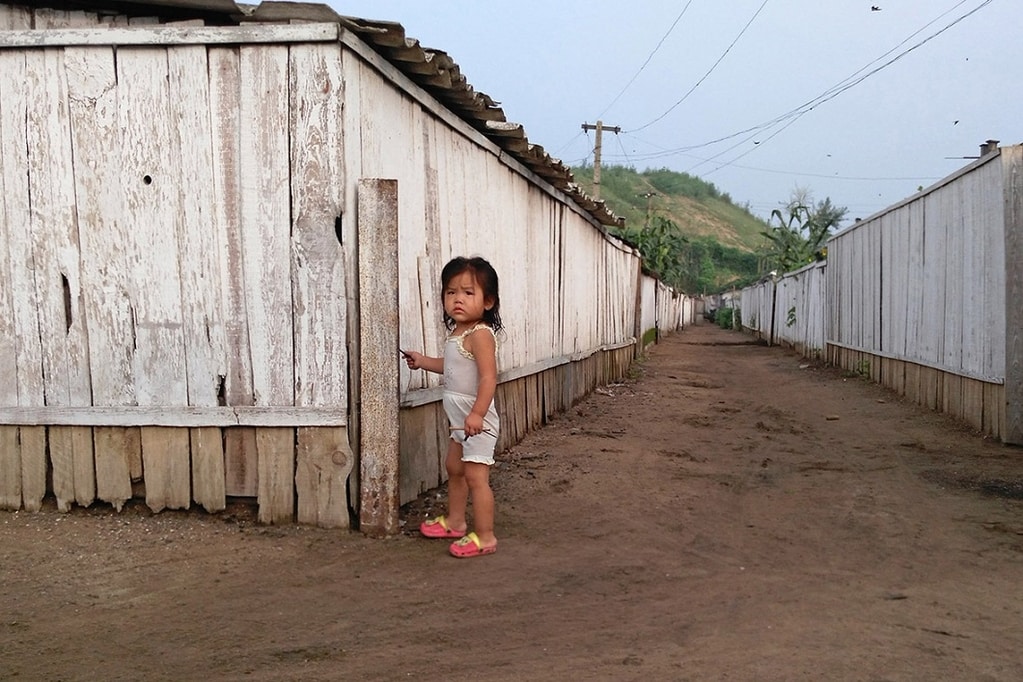 Голод і злидні: У мережу просочились фото жалюгідного життя в КНДР - фото 1