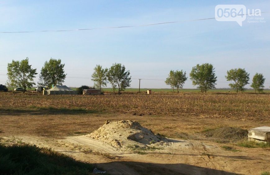 Криворізькі активісти почали копати бліндажі на кордоні з Кримом - фото 3