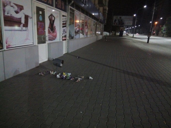 Мелітопольські хулігани вночі "воюють" зі смітниками - фото 1