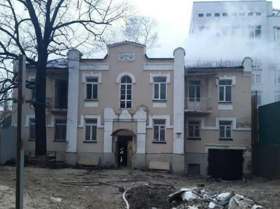 У Києві розбирають старовинний будинок, який палав два місяці тому  - фото 3