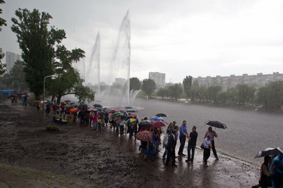 Кияни змокли до нитки під час відкриття оновленного фонтану у столиці - фото 1