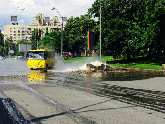 В центрі Києва прорвало трубу з гарячою водою: хвиля накрила людей на зупинці  - фото 3