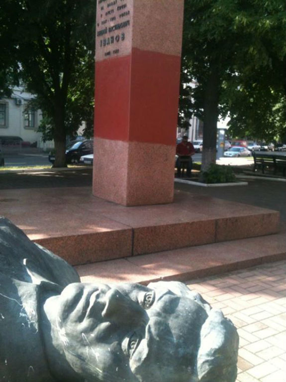 Декомунізація по-київськи: у столиці невідомі повалили пам`ятник більшовику-заколотнику (ФОТО) - фото 1