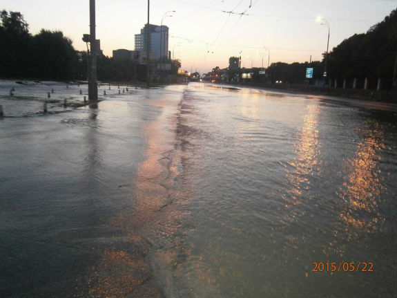 У Києві через прорив труби вода затопила цілий проспект (ФОТО) - фото 1