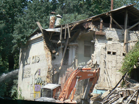 Нова скандальна забудова у Києві: Замість будинку культури зводять чергову потворну висотку - фото 4