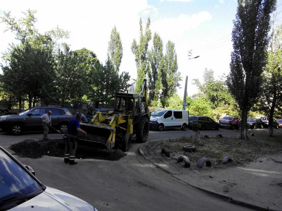 Кияни за допомогою бинту і зеленки змусили комунальників залатати яму на дорозі (ФОТОФАКТ) - фото 1