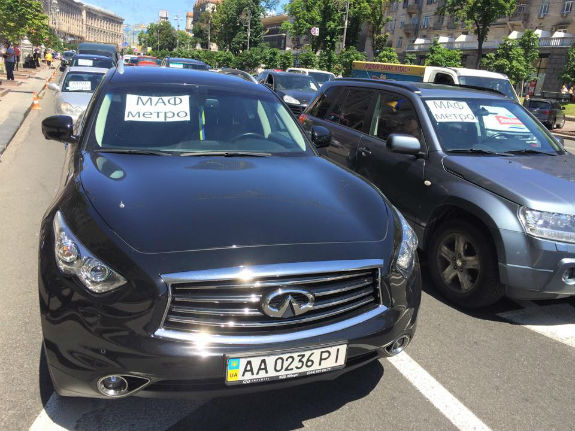 "Бідні" власники МАФів блокували Хрещатик на автомобілях по 100 тисяч євро (ФОТОФАКТ) - фото 1