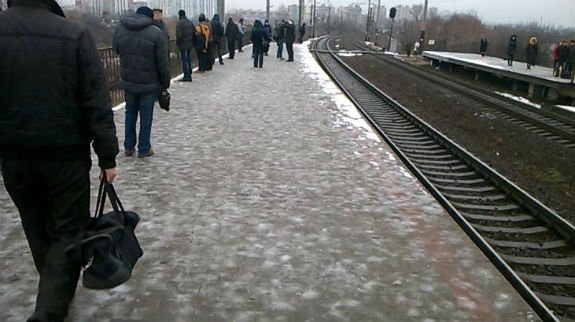 Пасажири міської електрички у Києві вимушені ногами місити снігову кашу  - фото 1