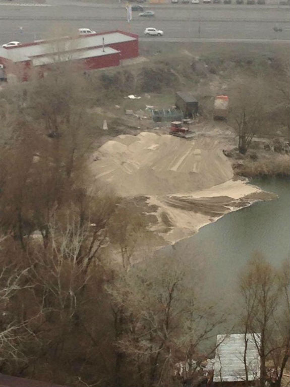 У Києві забудовники з новою силою знищують озеро  - фото 2
