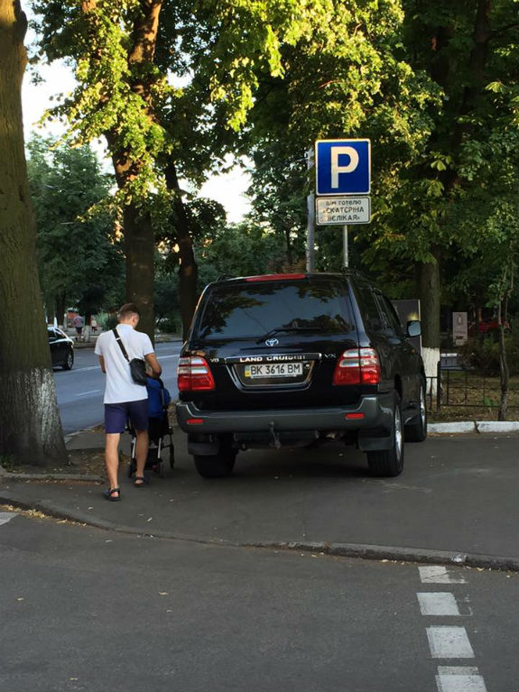 Водії Києва продовжують перемагати у рубриці "Паркуюсь, як дегенерат" (ФОТОФАКТ) - фото 1
