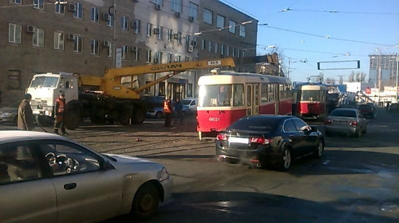 Транспортний колапс у Києві: Трамваї припинили свою роботу - фото 3