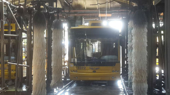 З`явилися фото "купання" київських тролейбусів (ФОТОФАКТ) - фото 1