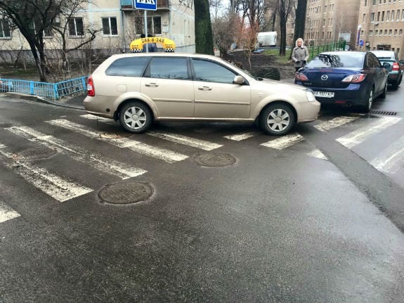 У Києві водій таксі став лауреатом конкурсу "Паркуюсь, як мудак" - фото 1