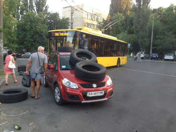 Нарешті: Кияни познущалися над водієм, який заблокував рух тролейбусів (ФОТОФАКТ) - фото 1
