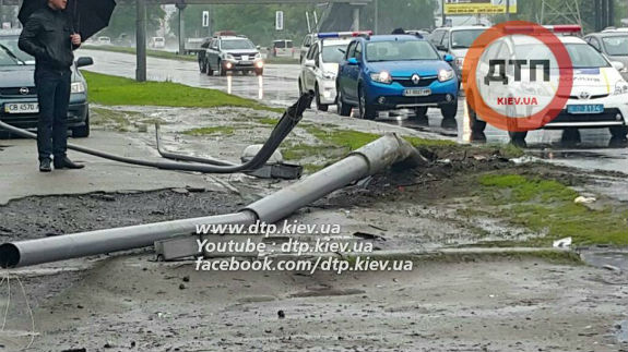 Водій нардепа Геращенка вщент розбив його автівку - фото 3