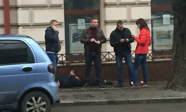 У Дніпропетровську поліцейські "загнали" викрадене авто у дерево - фото 2