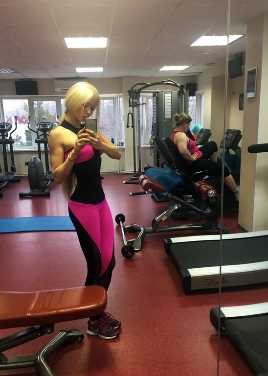 Одеська Барбі показала відверті знімки під час тренувань у спортзалі - фото 6