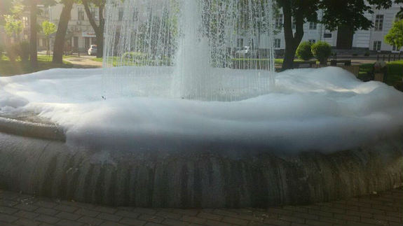 У Києві невідомі зламали фонтан за допомогою миючого засобу  - фото 1