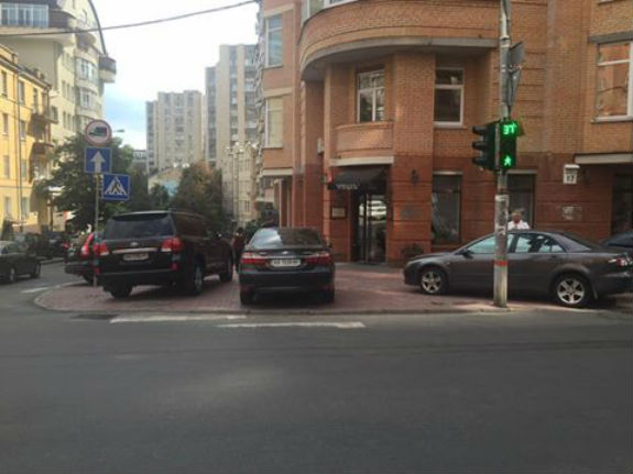 У столиці водій машини з номером "ВР" став переможцем конкурсу "Паркуюсь, як мудак" - фото 1