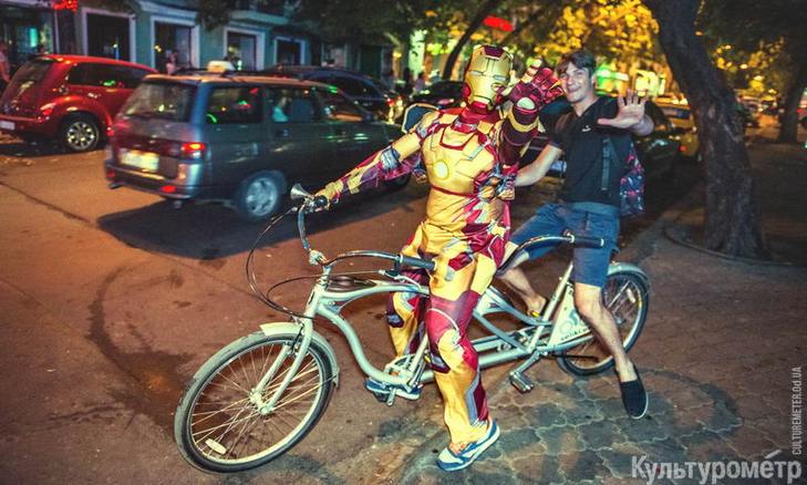 Вечірньою Одесою їздить "Залізна людина" на велосипеді - тандемі - фото 1
