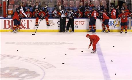 В НХЛ вболівальники закидали хокеїстів щурами - фото 1