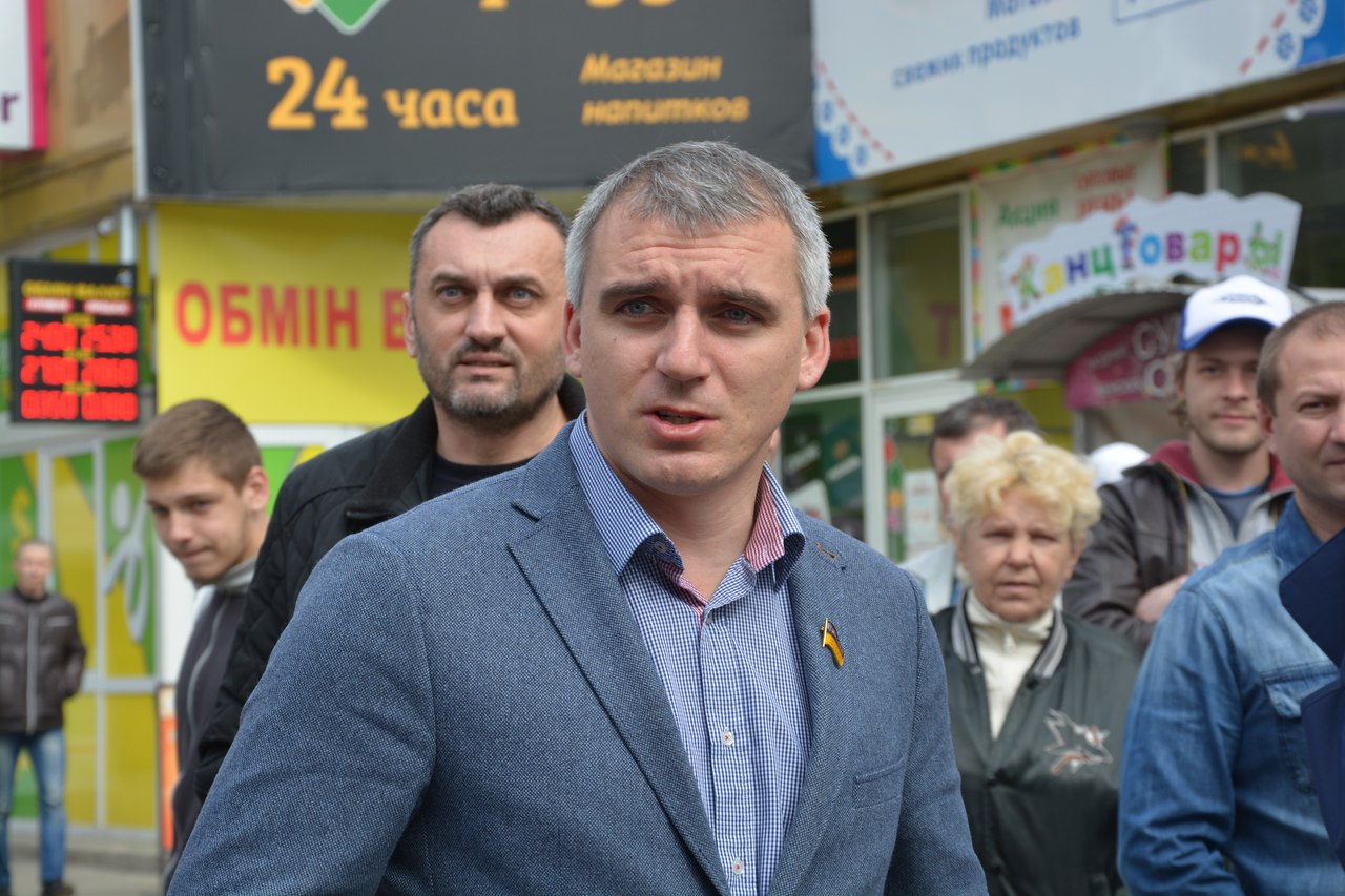 У Миколаєві "опоблоківці" грудьми відстояли незаконні білборди свого партійця