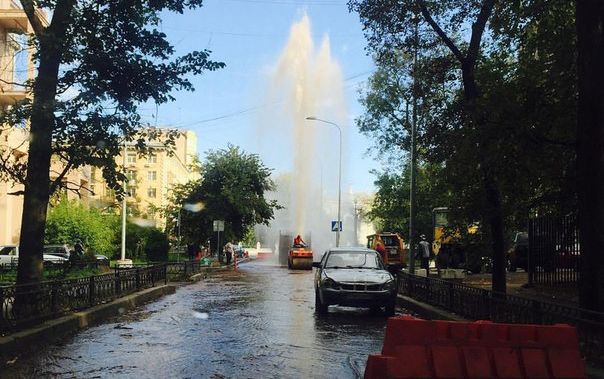 У Москві забив фонтан з каналізації - фото 1