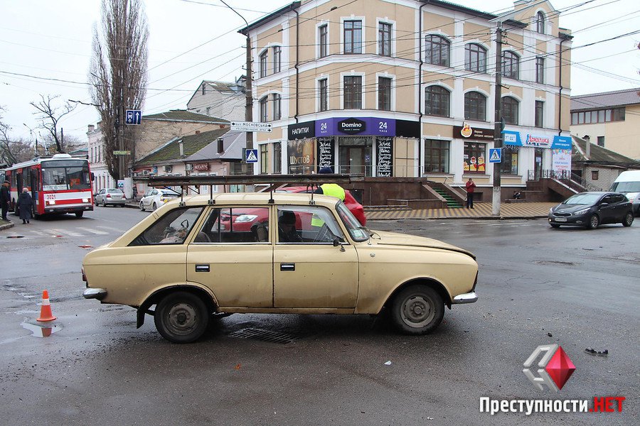 У центрі Миколаєва "Москвич" протаранив маршрутку