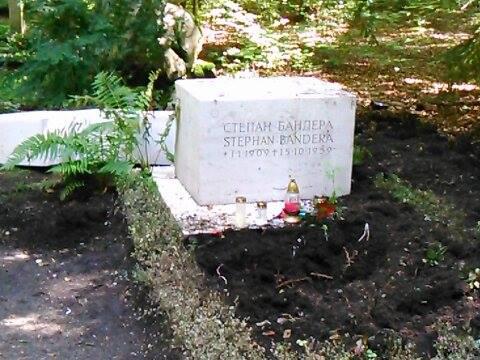Чи варто переносити могилу Степана Бандери в Україну - фото 2