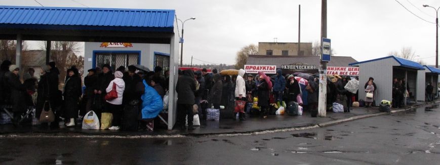 Багатогодинні черги на автобус між блокпостами "Зайцеве - Майорськ" (ФОТО) - фото 5